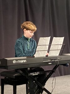 Schüler der Kreismusikschule Göttingen am E-Piano