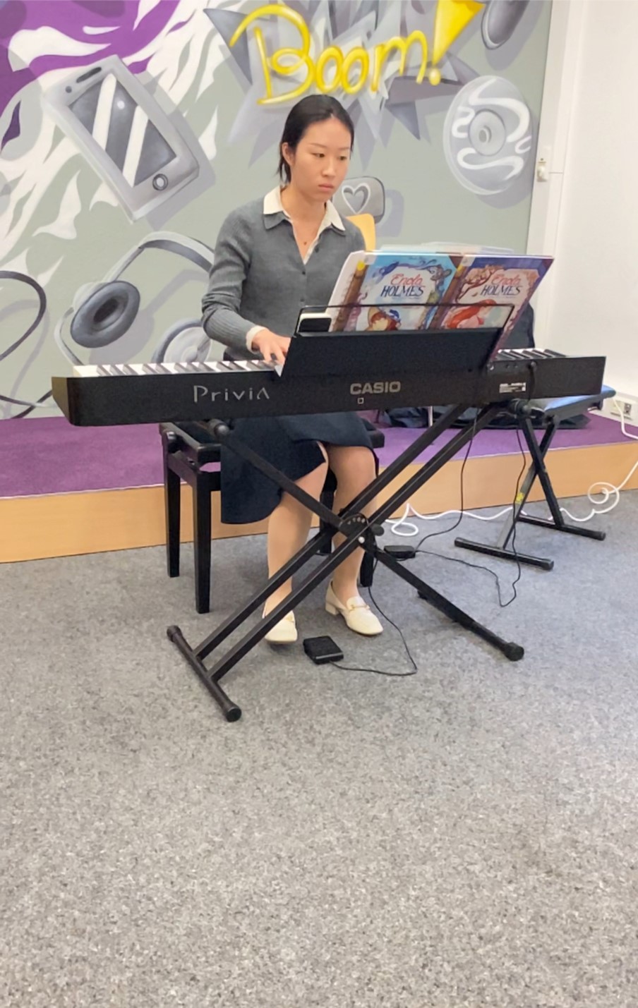 Junge Frau am E-Piano