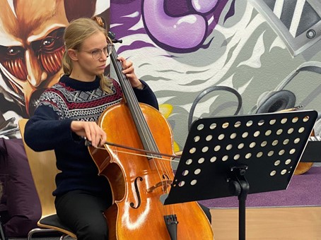 Junge Frau spielt Cello