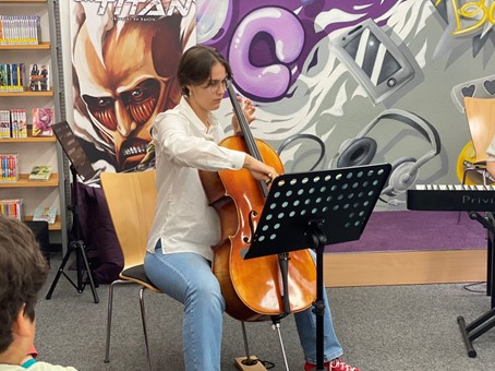 Junge Frau am Cello